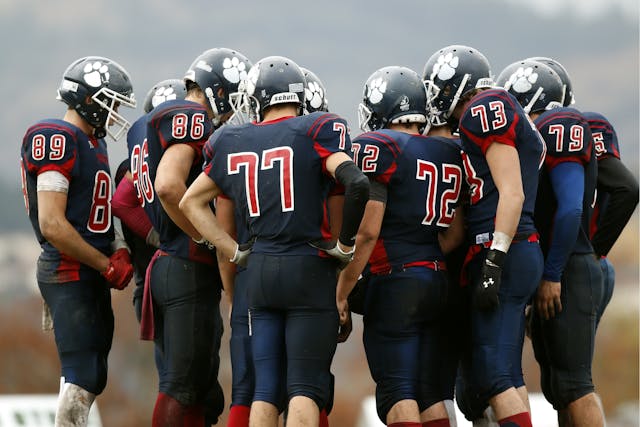 Quarterbacken samlar laget i en huddle