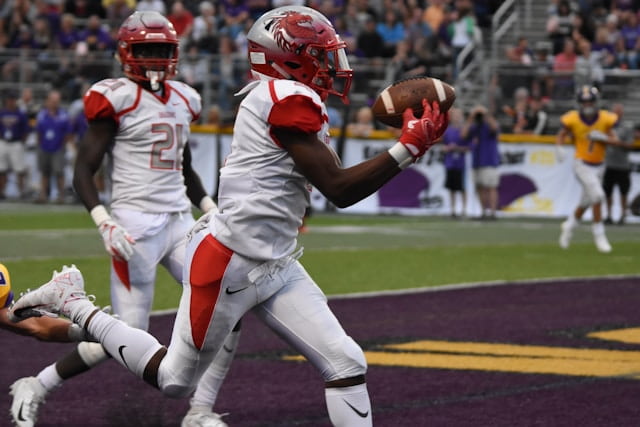 Wide receiver fångar bollen i amerikansk fotboll